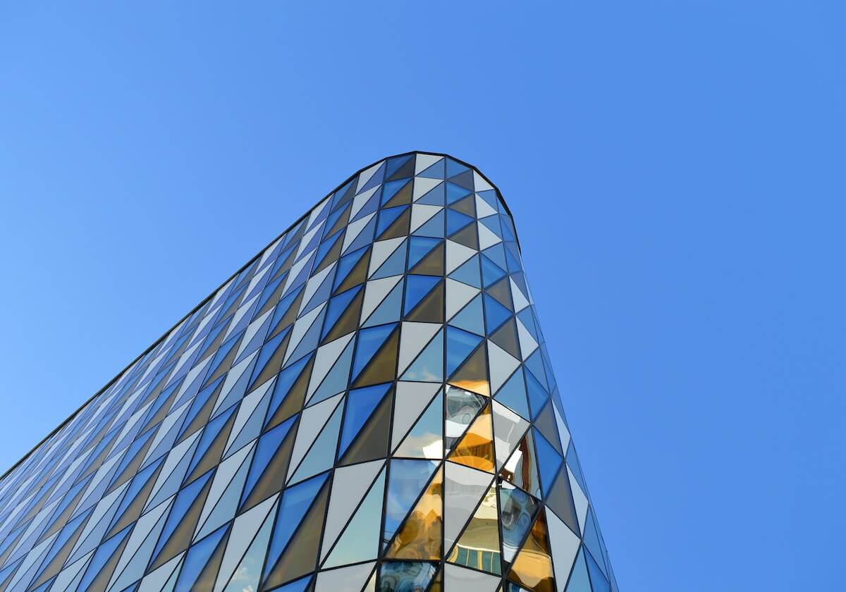 乐鱼登录-KT击败T1赛后，上单PerfecT面对镜头庆祝胜利