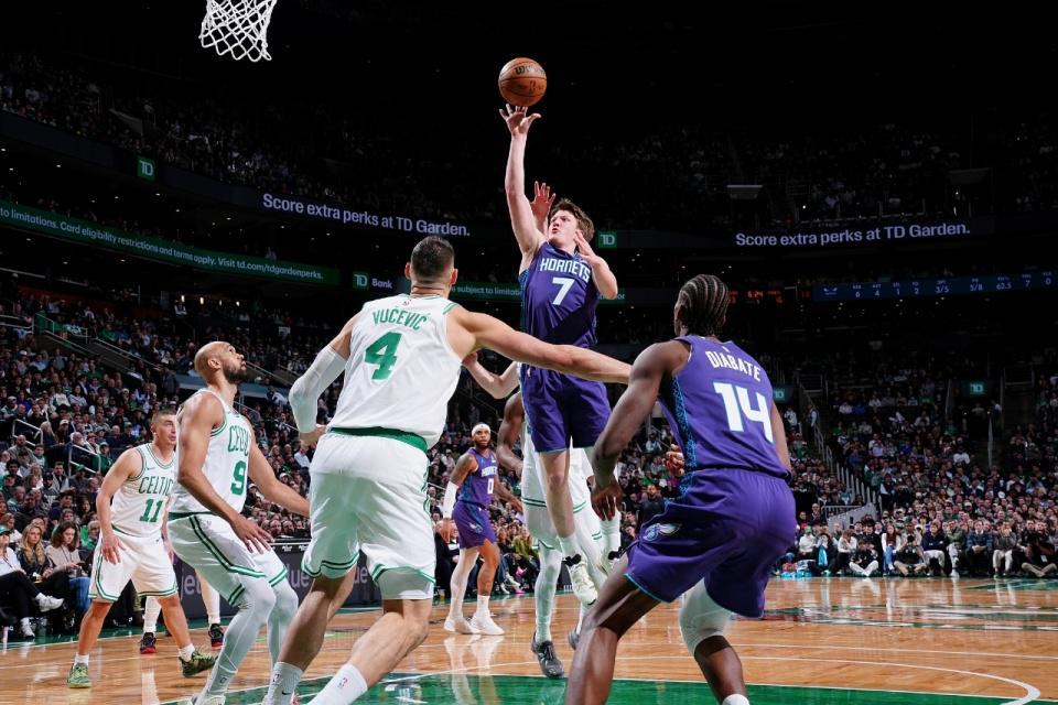 乐鱼登录-克努佩尔神迹追平乔丹新秀历史第一 黄蜂6连胜灭绿军近19战16胜